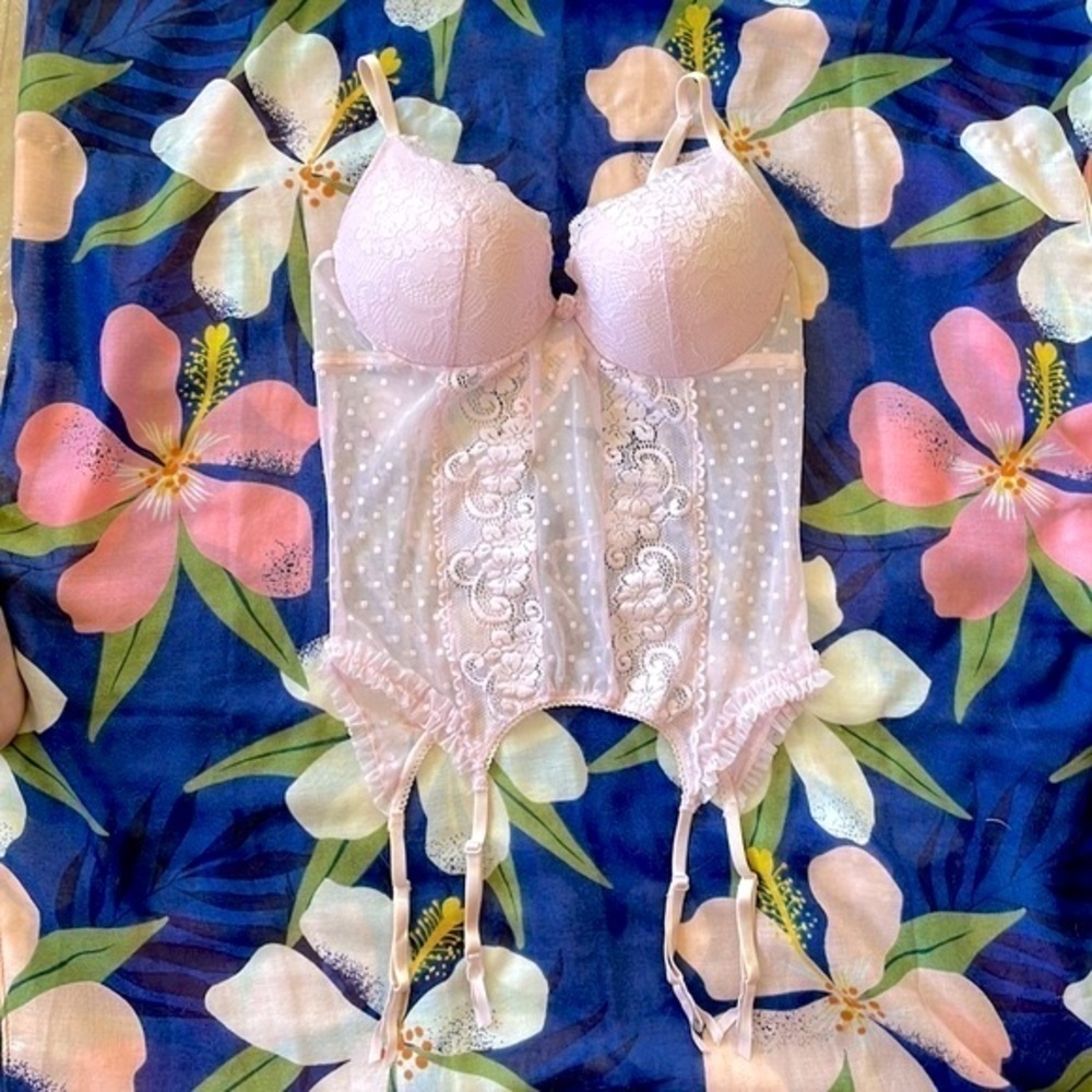 Brand New Victoria’s Secret Angels Padded Underwire Lace Lingerie Garter Straps